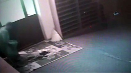 İmamın odasındaki bilgisayarı çaldılar