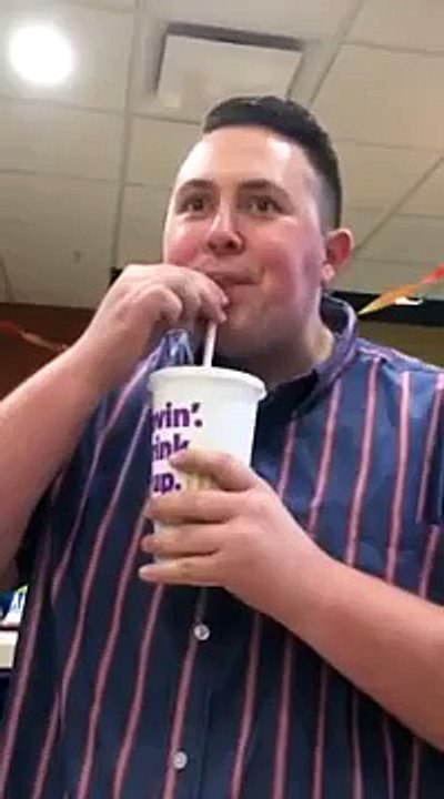 Il fait un dubstep de ouf avec un gobelet de McDo