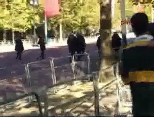 Çin Devlet Başkanı Londra'da protesto edildi