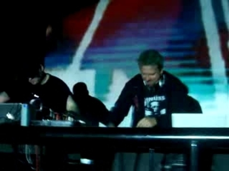 DJ(?) Acucrack (live)