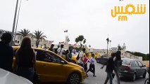 : شاهد ماذا فعل عون الأمن التونسي عندما رفض سائق تاكسي إيصال رجل ضرير.