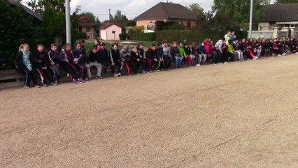 Allez Suzy Marie ! 250 scolaires encouragent la championne de Sport Boules avant sa démonstration de tir rapide en simple, Digoin 2015