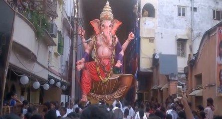 Un statue hindou chute sur la foule