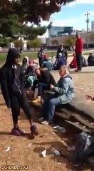 Агрессивный американец нокаутировал беспомощную женщину