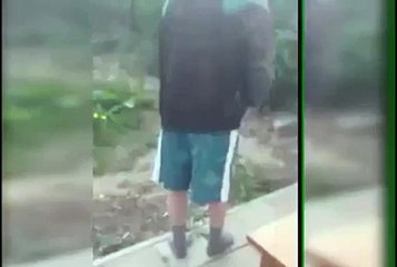 Bacağını lise sırasına çeviren genç - Funny videos - Komik videolar