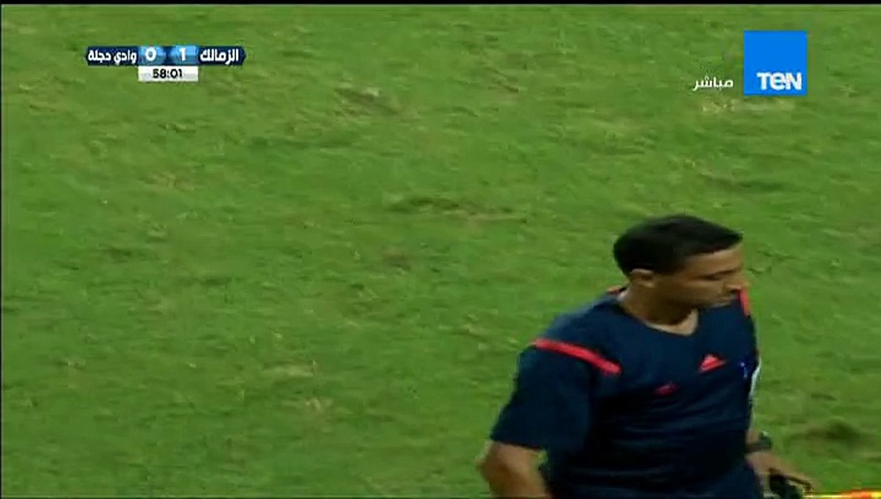 عصام الحضري يحاول تثبيت الراية الركنية