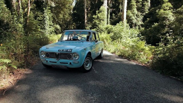 O ronco deste Alfa Romeo Giulia Super vai deixar-te em Transe!