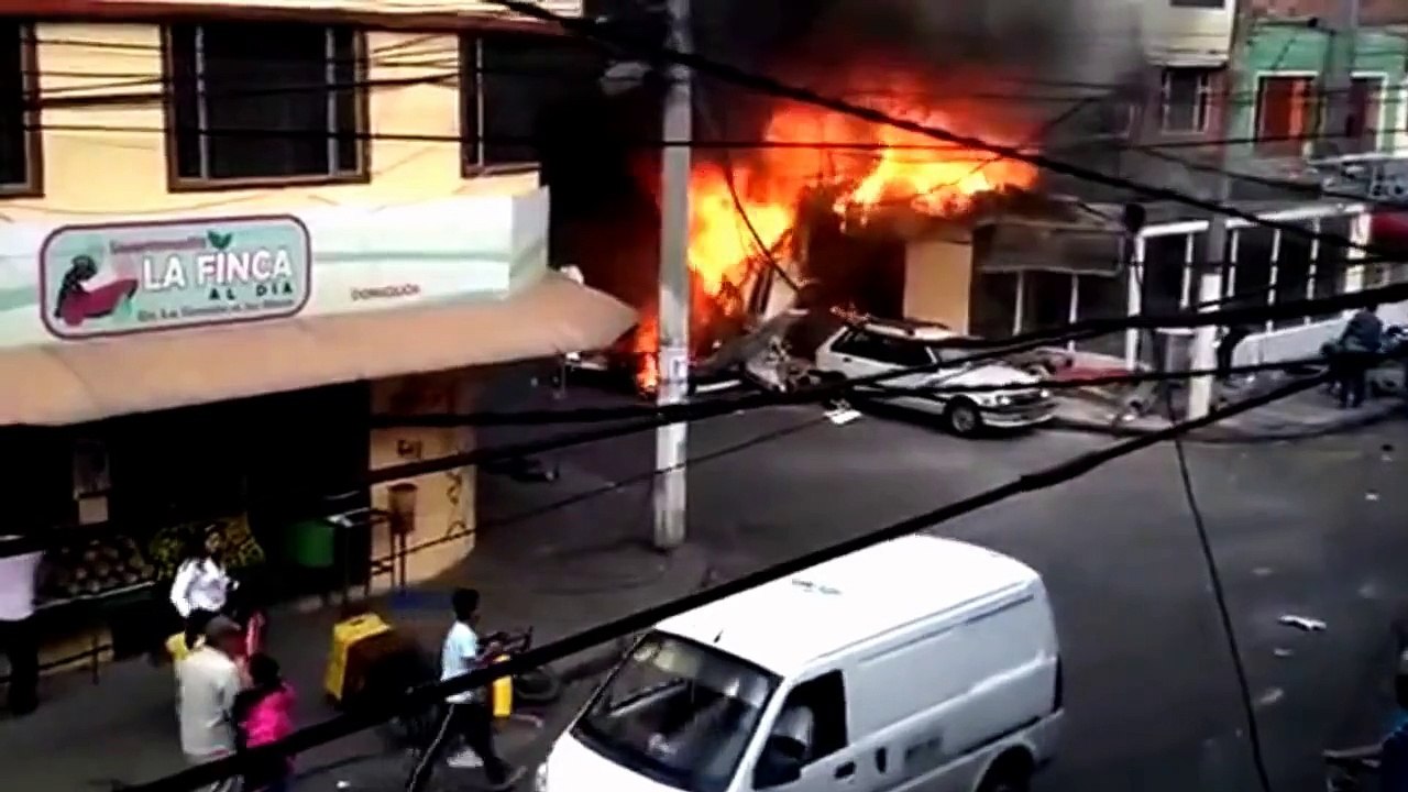 5 dead, 7 injured ★ Small plane crashes in Colombia capital, Bogota