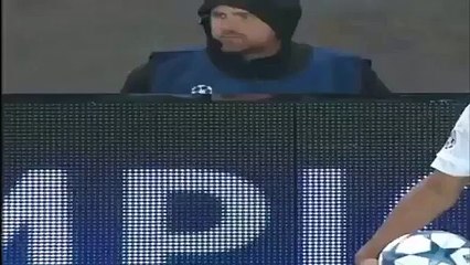 Un fan pénètre sur la pelouse du Parc pour embrasser Cristiano Ronaldo