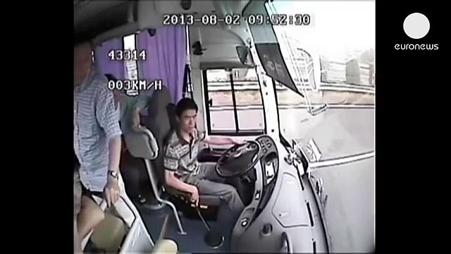 Accident de bus en Chine images chocs filmées par une caméra de surveillance
