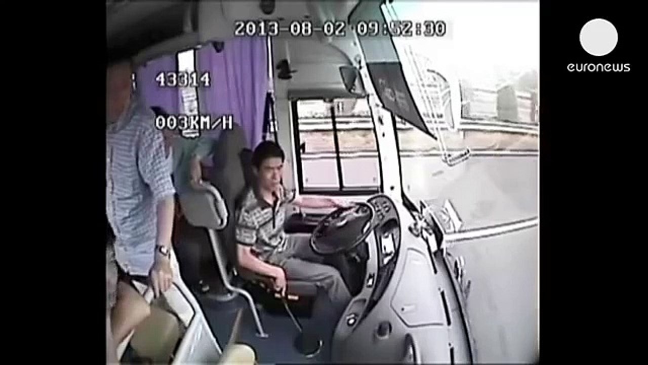 Accident de bus en Chine  images chocs filmées par une caméra de surveillance