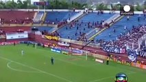 Pagaille dans un stade de foot brésilien  bagarre géante entre supporters