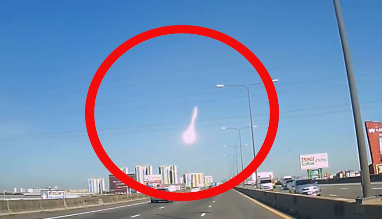 GEMPAR !!! NGERI ....  BOLA API METEOR DI SIANG BOLONG TEREKAM KAMERA