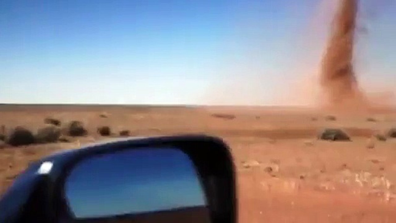 GEMPAR !! GARA-GARA SELFIE, TERJEBAK DI TENGAH TORNADO. JADIKAN PELAJARAN