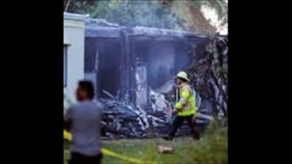 Small plane crashes into mobile homes; 2 catch fire