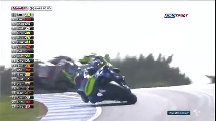 Un pilote moto percute une mouette avec son casque