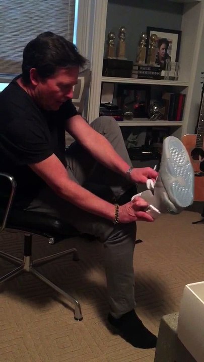 Michael J. Fox reçoit les premières chaussures qui se lacent toutes seules comme dans le film - Nike