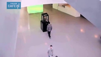 Flippant ! Il ne faut surtout pas regarder cette statue dans les yeux  !