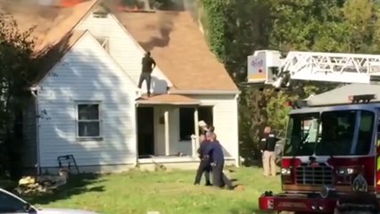 Incendia la casa de su ex y baila en el tejado