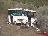 Minibüs şarampole yuvarlandı: 2 ölü, 16 yaralı