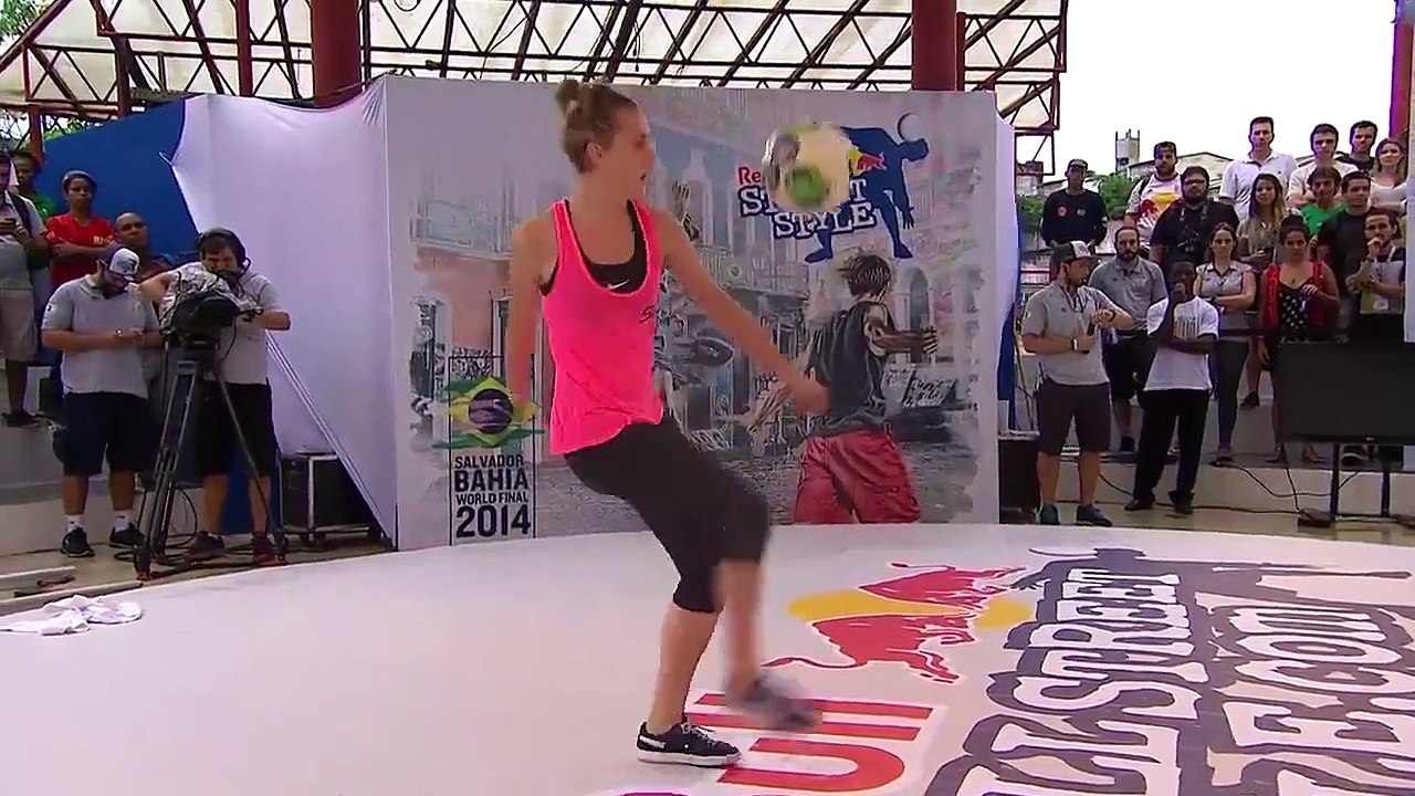 Bu Kız Tam Futbol Cambazı