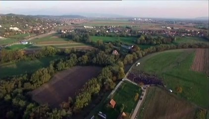 Un drone filme l'arrivée de 3 000 migrants en Slovénie