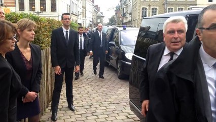 Manuel Valls interpellé par les avocats à Boulogne