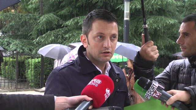 Report TV - Djali i Remzi Hoxhës peticionin deputetëve të Kuvendit të Shqipërisë