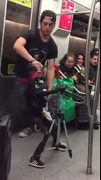 Un Marionnettiste s'éclate dans le Métro avec un Squelette qui chante du Guns N' Roses !