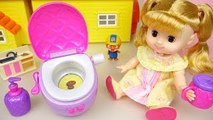Baby doll poops & peeps on Toilet toy 콩순이 뽀로로 응가놀이 장난감