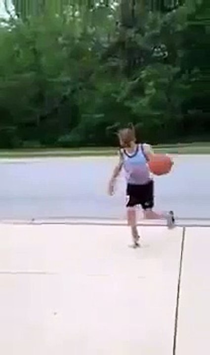Il éclate une fille en vélo avec son ballon de basket. Très grosse gamelle