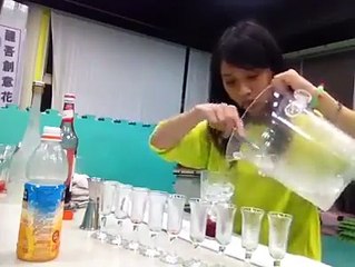 دیکھیے اس لڑکی نے کیسے مختلف رنگوں کے شربت تیار کر دیے