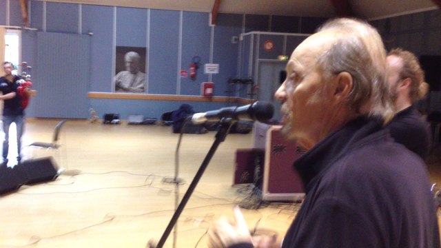 Alan Stivell répète avec le bagad Lann-Bihoué