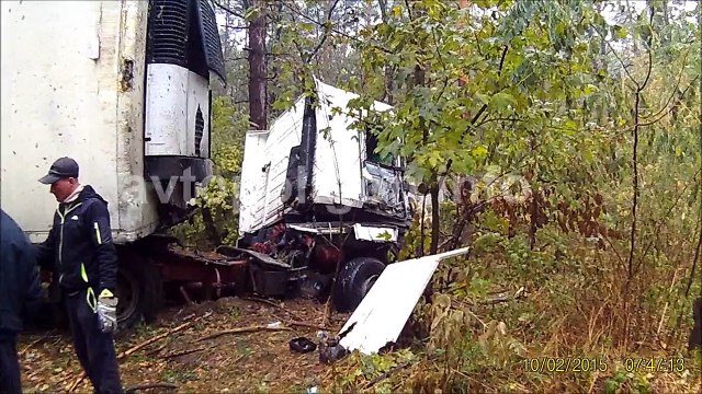 ДТП в Киеве на улице Бориспольской грузовик вылетел с дороги