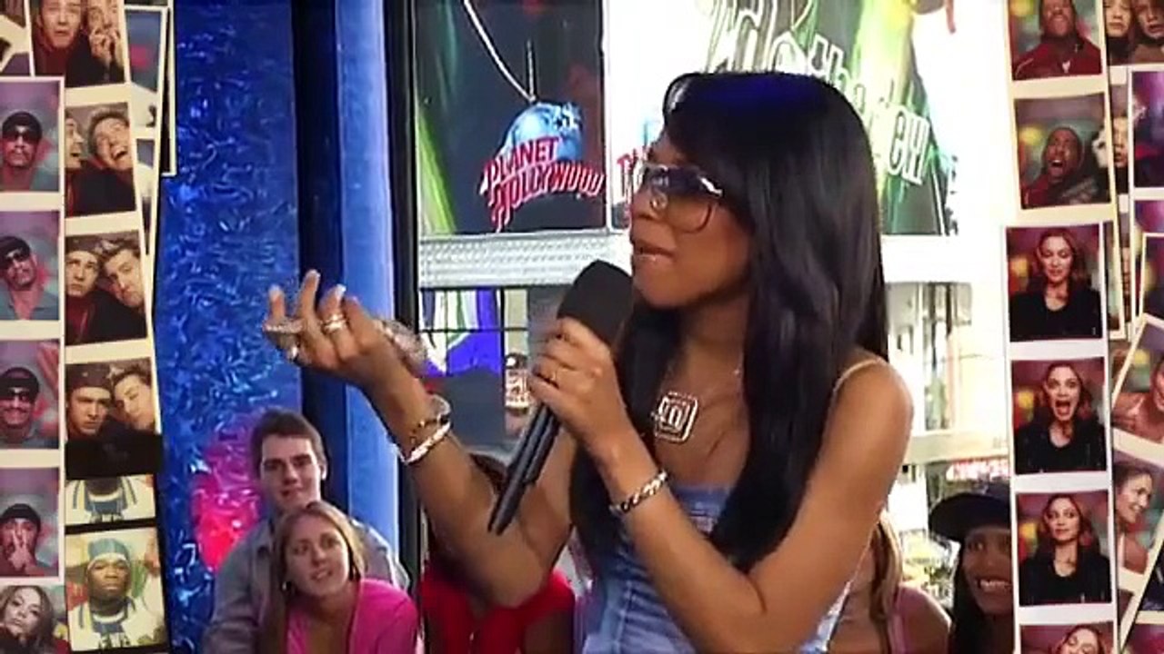 Aaliyah introduces her pet snake to Carson Daly HQ