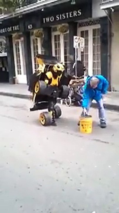 Homem robô carro