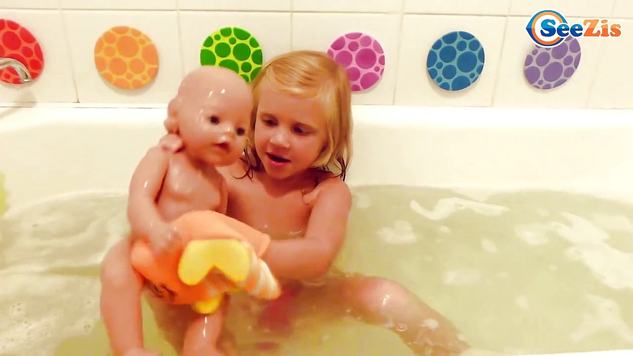 ✔ Маша купает Куклу Беби Борн в ванной. Видео для Девочек - Masha bathes Baby Born doll ✔ – Видео Dailymotion
