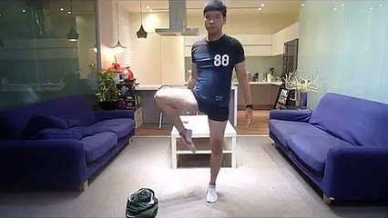 Ellerini kullanmadan pantolon giyen kız