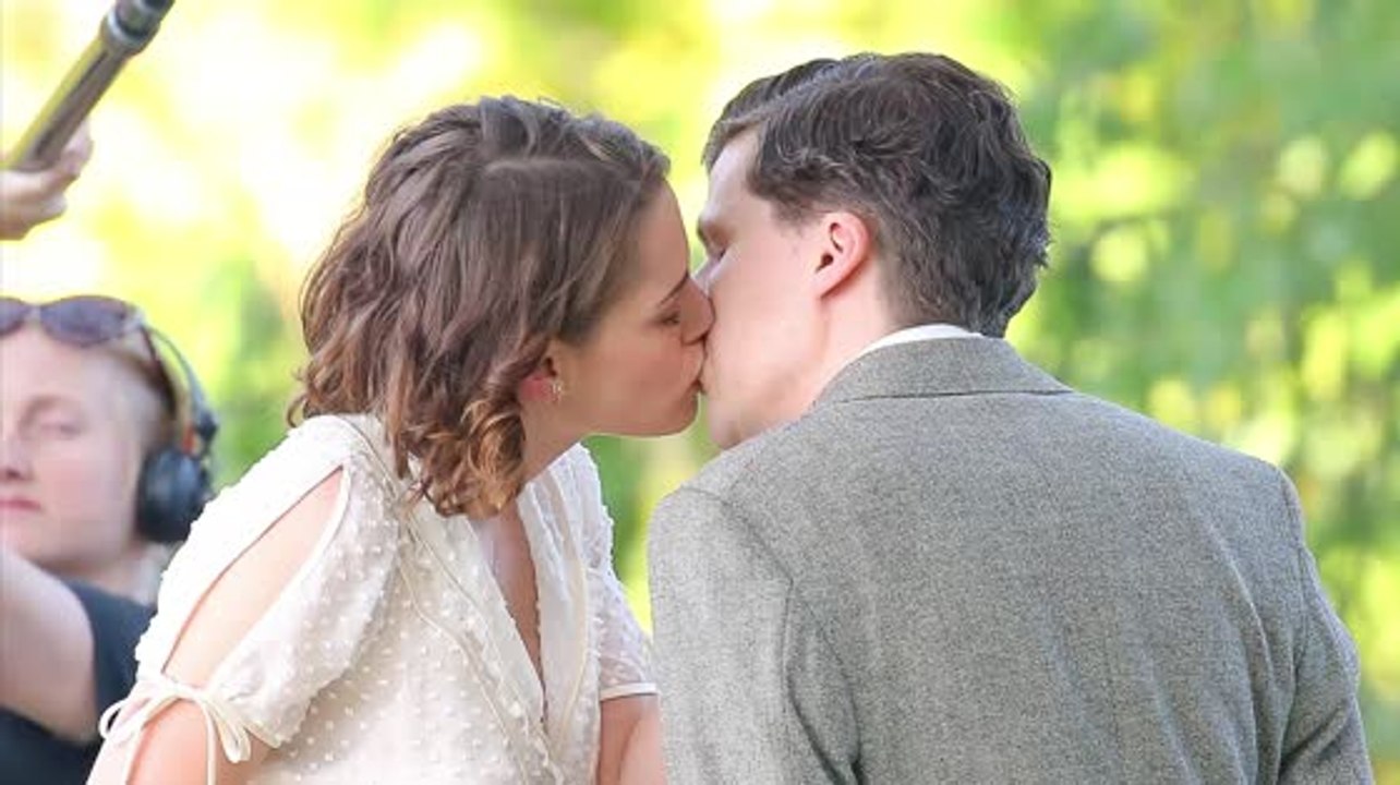 Kristen stewart und jesse eisenberg küssen sich am set