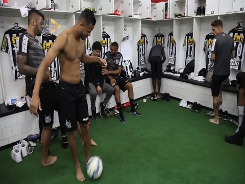 Bastidores: Jogadores do Santos mostram bom humor e habilidade no vestiário