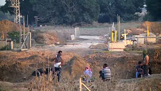 Israeli soldiers intervene Palestinian protesters on Gaza border