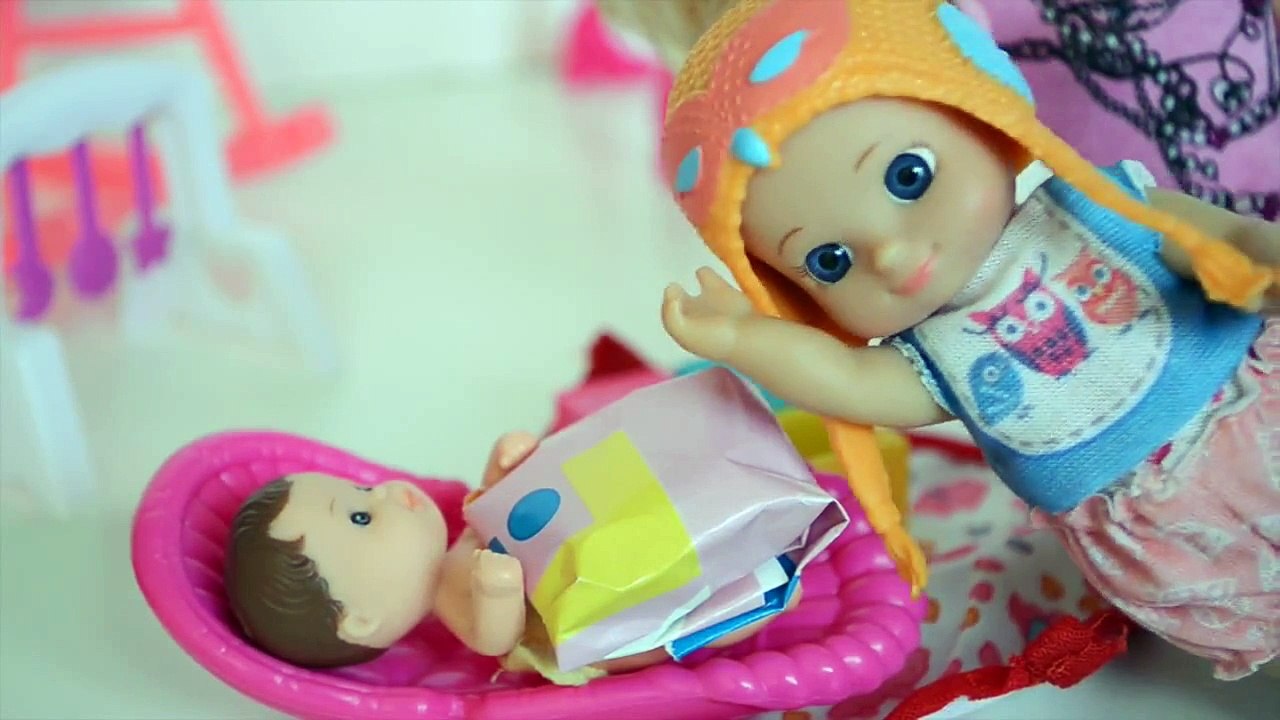Barbie Mari e os Bebes Gemeos recebem visita do Gabriel e Anna Do Frozen!!! [Parte 5] Em P
