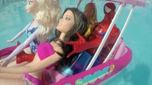 Barbie na Piscina com Elsa do Frozen, Ariel e Spider Andando de Lancha!!! Em Portugues Tot
