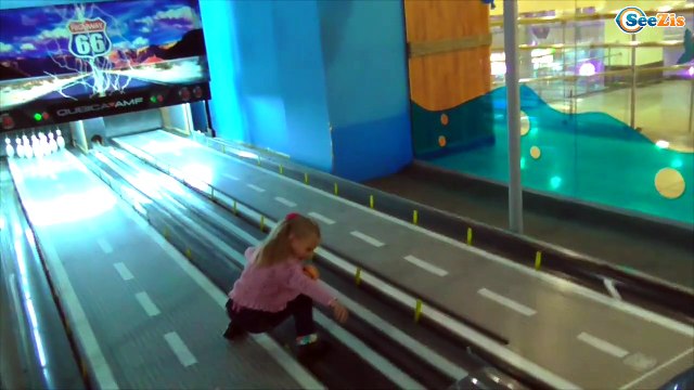✔ Кукла Ненуко и девочка Ярослава играют в боулинг в Игровом Центре - Nenuco Doll plays bowling ✔ (1)