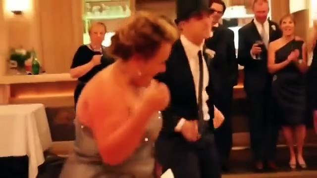 Мама сказала сыну, что умеет танцевать!