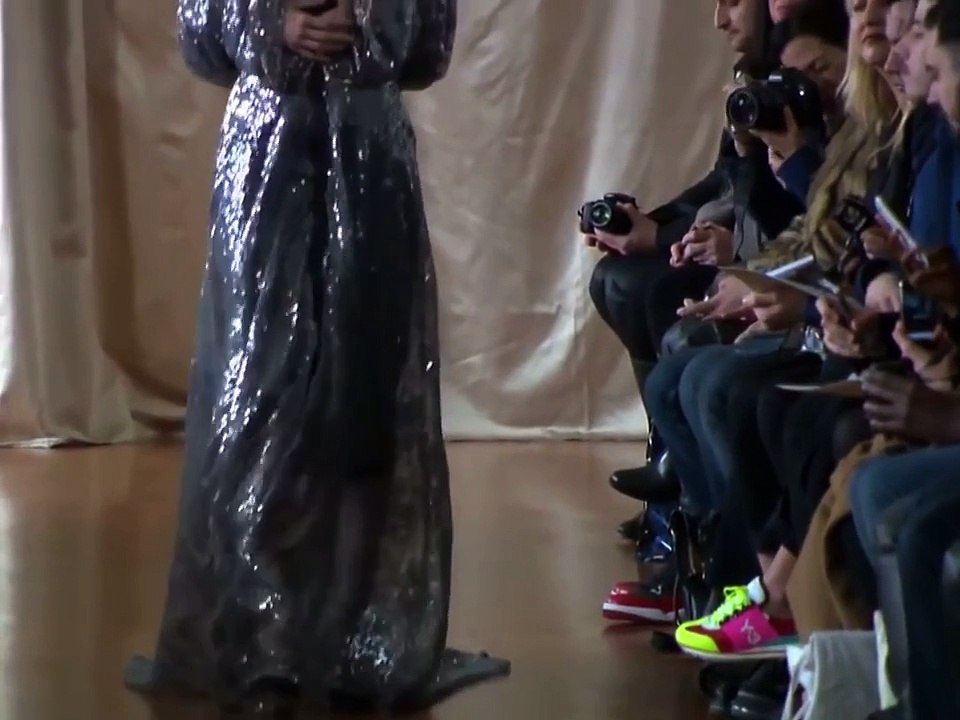 Model gets stuck in her dress during Corrie Nielsen Fall/Winter 2014 15 fashion show