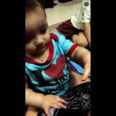 Baby Arsy Addara Pintar Makan Sosis Sendiri