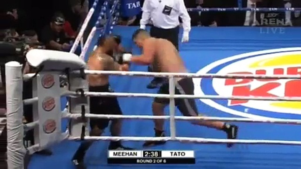 Un boxeur demande à l'arbitre de stopper le massacre en plein match