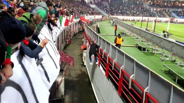 Un supporter de foot russe échappe à la sécurité de manière spectaculaire!