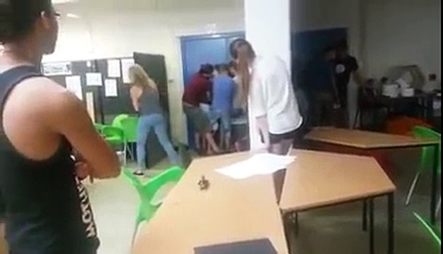 Des étudiants blancs se barricadent pour se protéger d'émeutiers noirs en Afrique du Sud